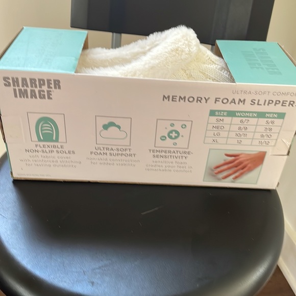 SHARPER IMAGE MEMORY FOAM SLIPPERS Size Medium NWT - Picture 2 of 3